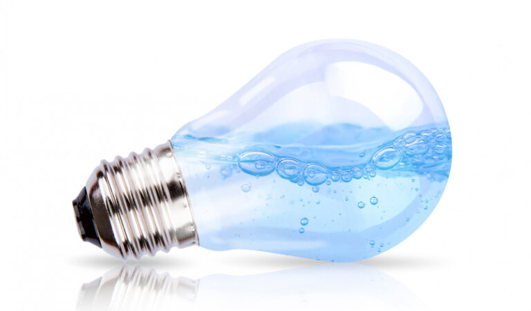 Energía renovable del cielo:Nueva tecnología convierte las gotas de lluvia en electricidad